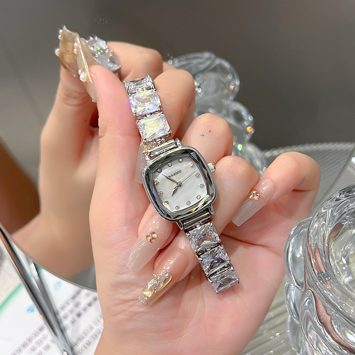Luxury Watch Square - 2025 ハイエンドの女性の腕時計ダイヤモンドライト高級スクエアシュガー腕時計防水高美容女性ファッションクォーツ腕時計
