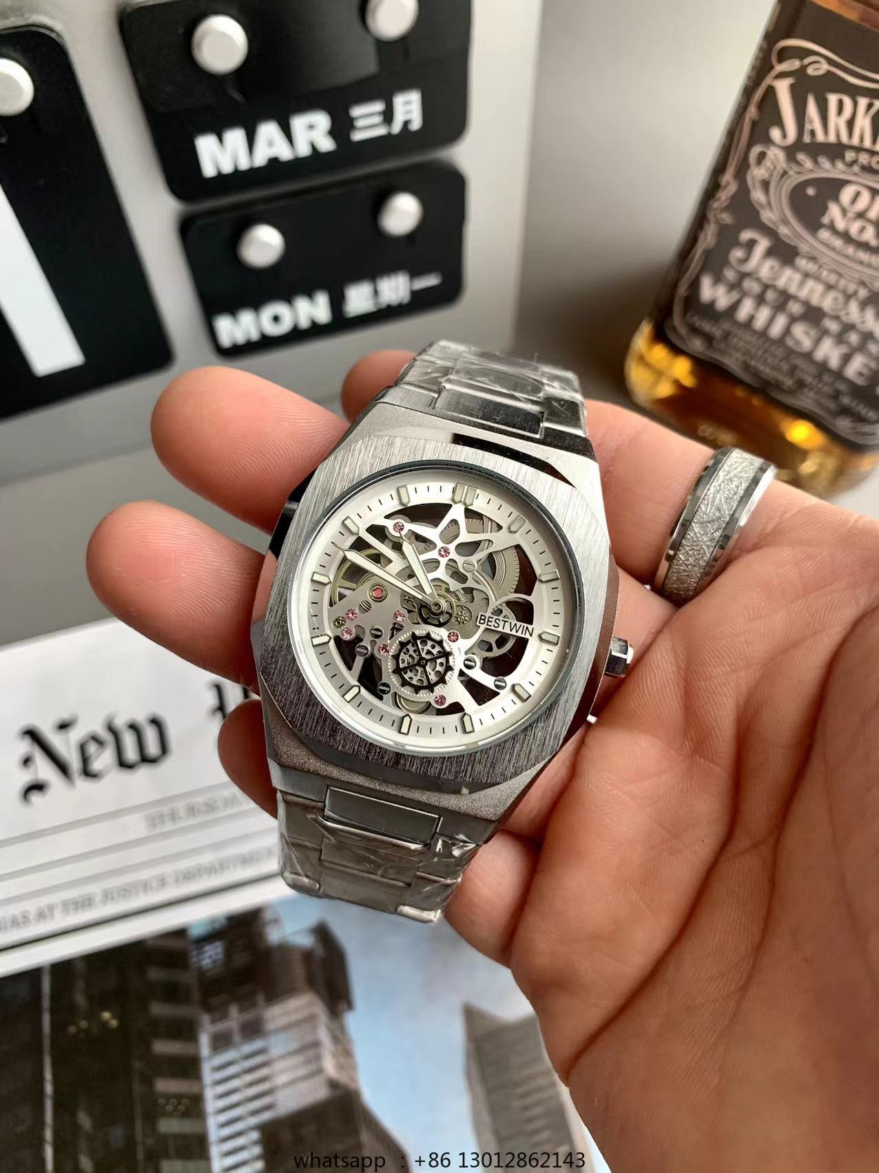 Luxury Watch Square - スチール製防水パーソナライズド中空非機械式高級ゴールドグリーンクォーツ小型スクエアウォッチ