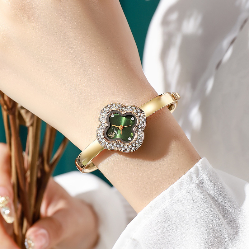 女性の高級ダイヤモンドがちりばめられた四つ葉のクローバークォ - Luxury Watch Kids のレビューと価格