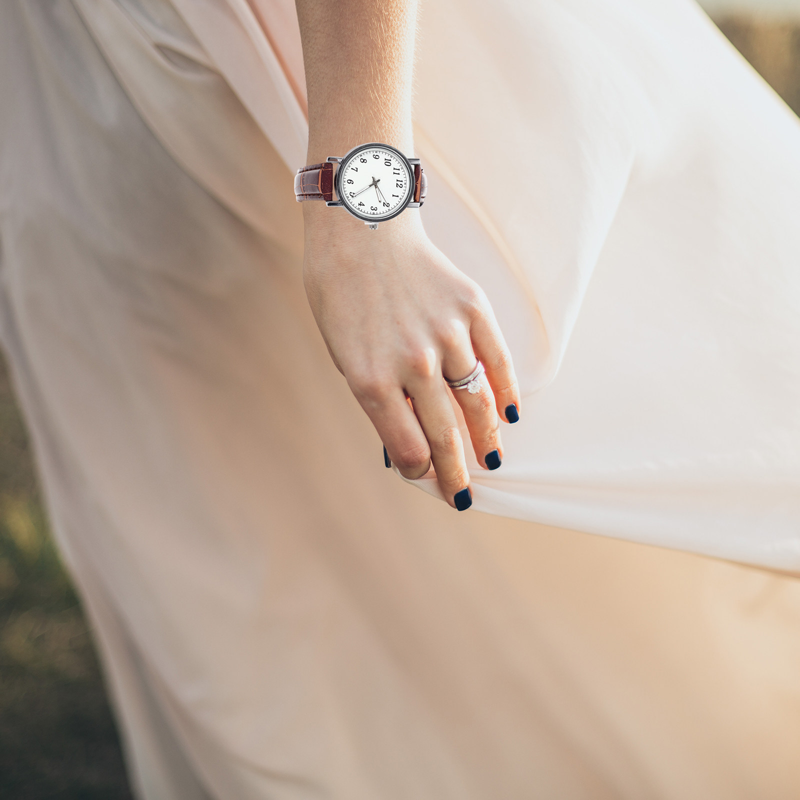 スタイリッシュで繊細な女性用クォーツ時計、精巧な作り、耐摩耗 - Luxury Watch Shop のレビューと価格
