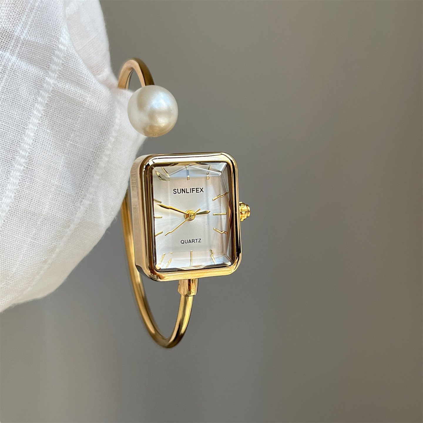 女性用腕時計ゴールドスクエアパールブレスレット腕時計ライト高 - Luxury Watch Square のレビューと価格