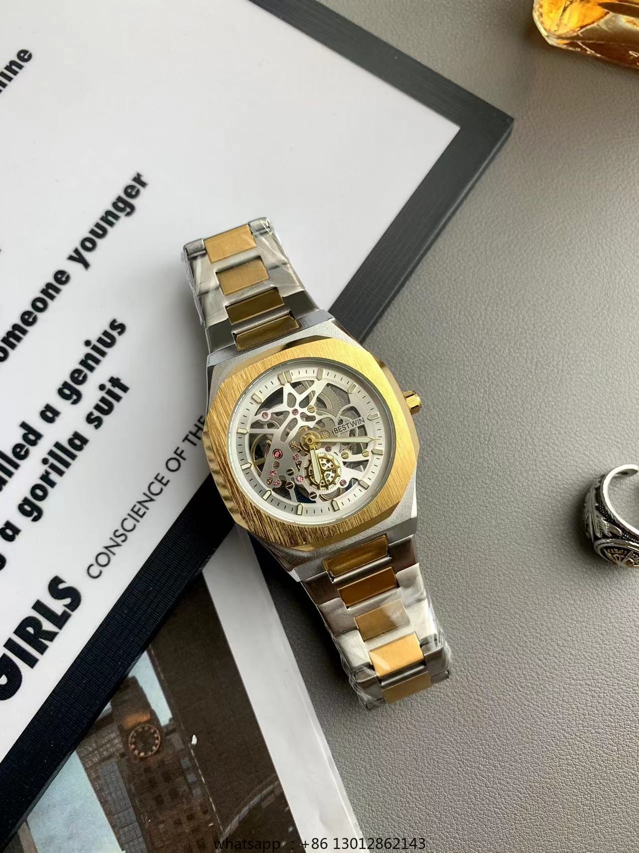 スチール製防水パーソナライズド中空非機械式高級ゴールドグリー - Luxury Watch Square のレビューと価格