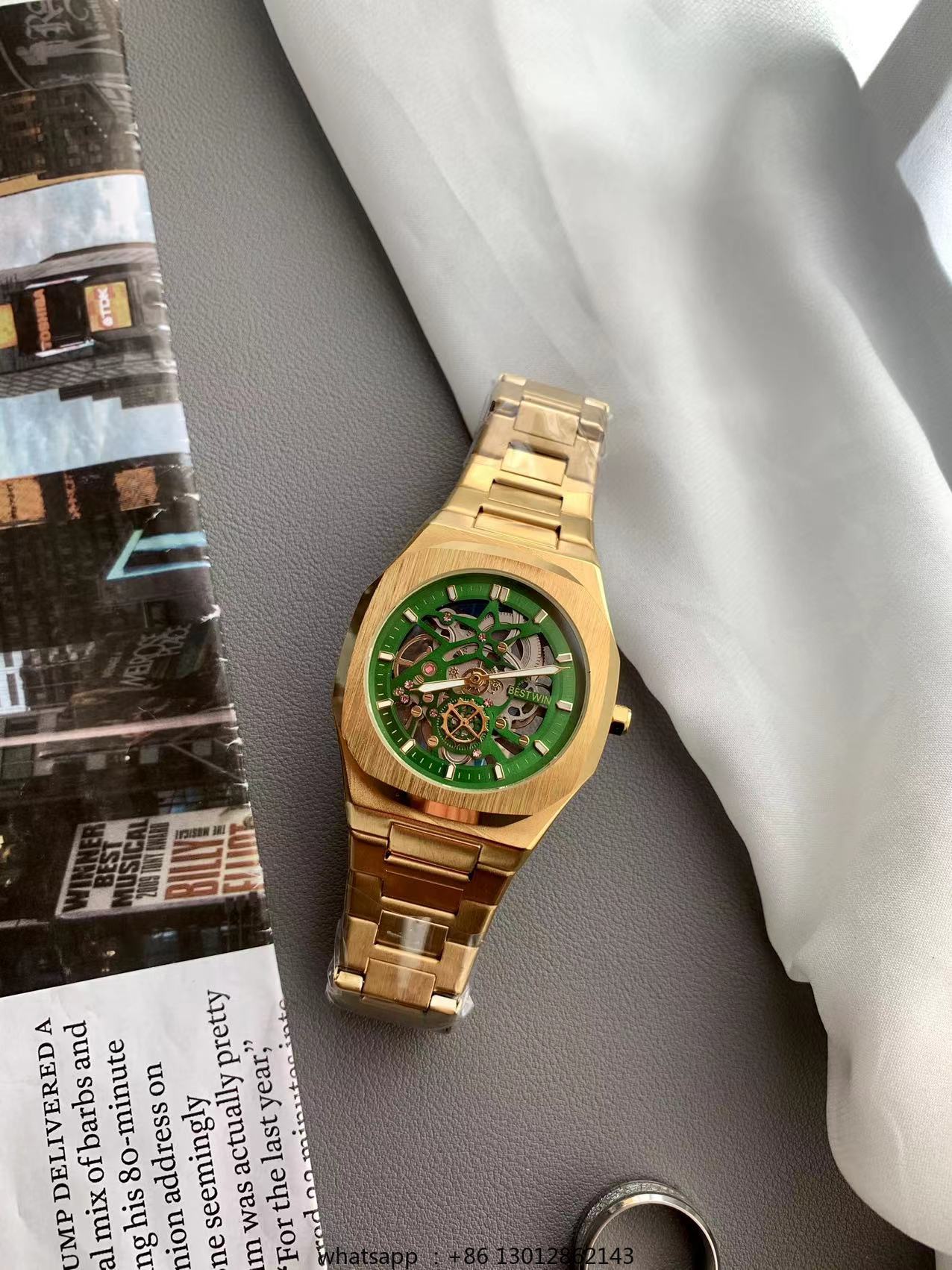 スチール製防水パーソナライズド中空非機械式高級ゴールドグリー - Luxury Watch Square のレビューと価格