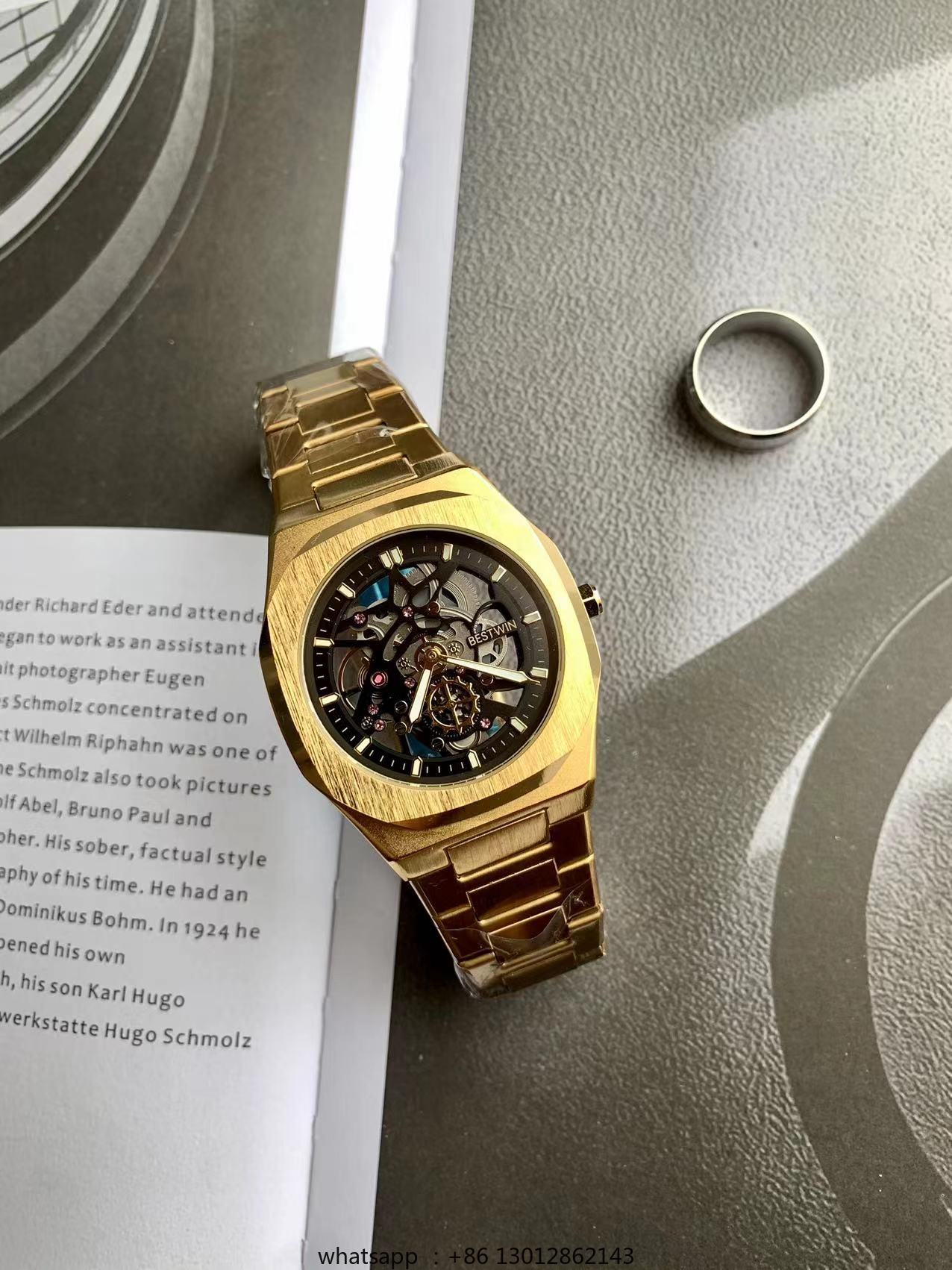 スチール製防水パーソナライズド中空非機械式高級ゴールドグリー - Luxury Watch Square のレビューと価格